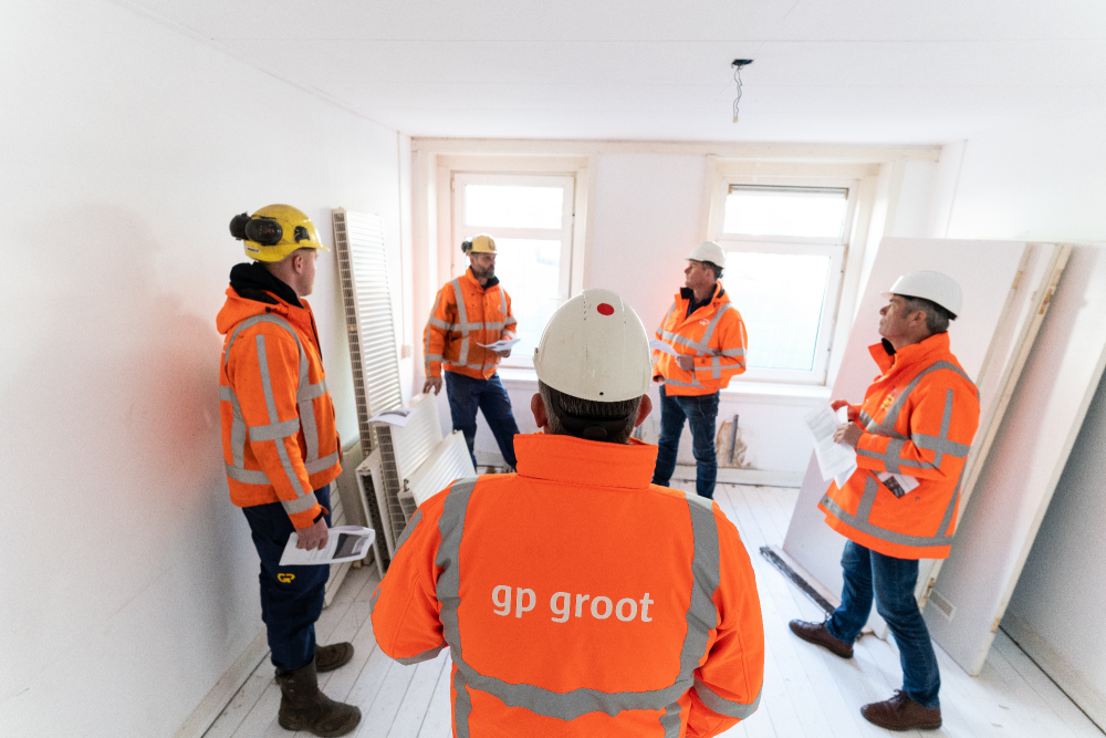 Het bespreken van de oogstinstructies met de medewerkers van GP Groot circulair slopen